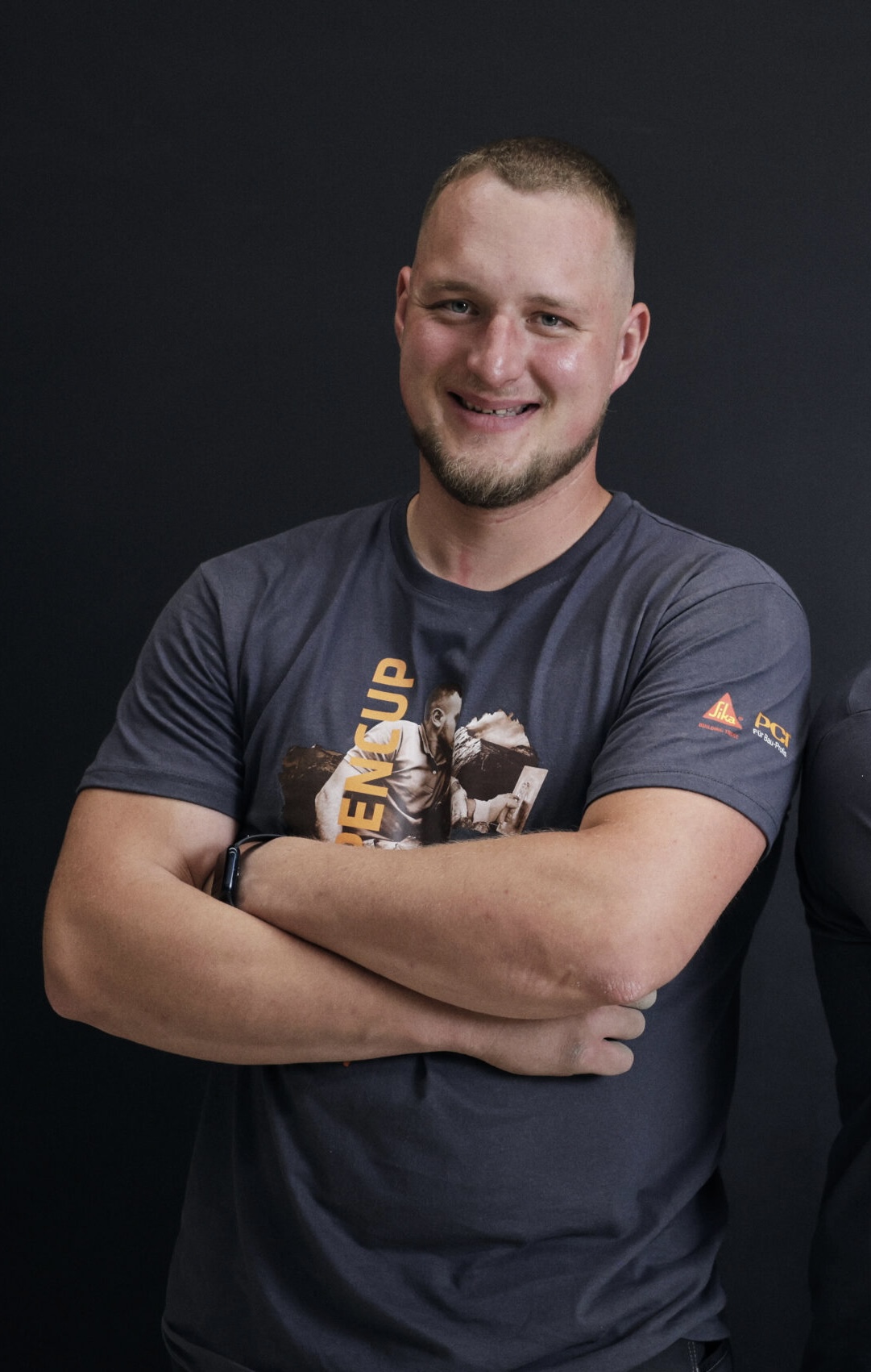 Tomáš na stavbě při pokládce