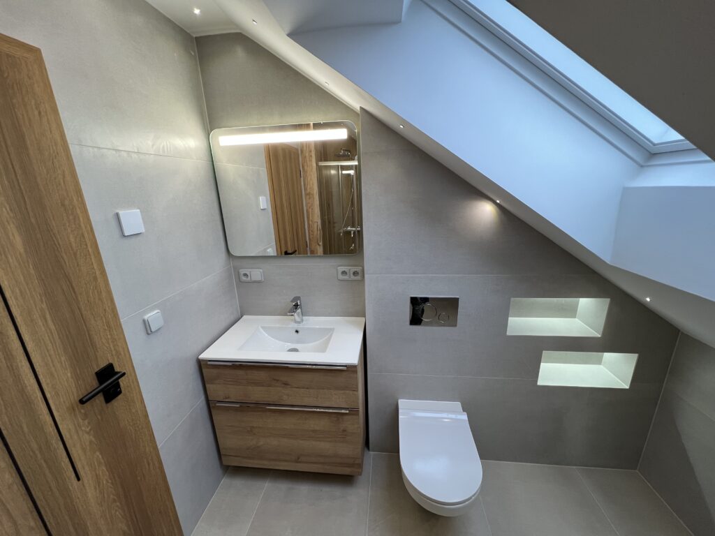 Dokončený obklad koupelny — detail spár a rohů